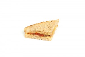 Мини сэндвич с тунцом и томатами, с медово-горчичной заправкой