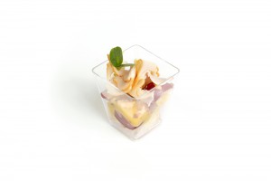 Салат с копченой куриной грудинкой,айсбергом,виноградом, грецким орехом с медово-горчичным соусом