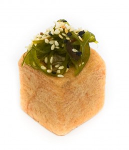 Мини-пуф с пастой тофу с шампиньонами и ореховым соусом, декорируется водорослями сивид